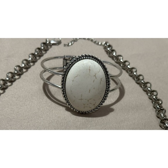 Paparazzi Prairie Goddess White Nevlsce‎ And Matching Bracelet - Picture 3 of 7